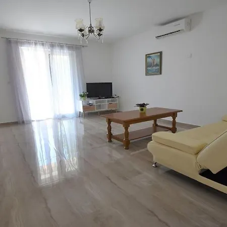 Holiday Ava-80m From Beach Vir