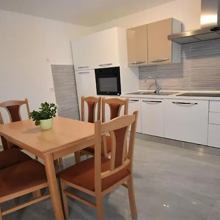 Holiday Ava-80m From Beach Vir
