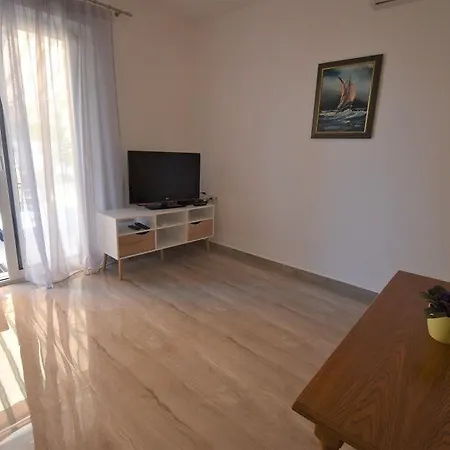 Holiday Ava-80m From Beach Prázdninový dům *